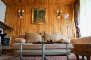 a living room with a couch and a table at Oasis Verte in La Calamine
