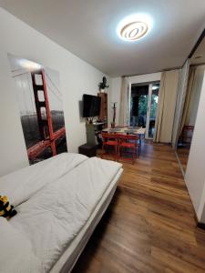 Postel nebo postele na pokoji v ubytování J2Velence Apartman