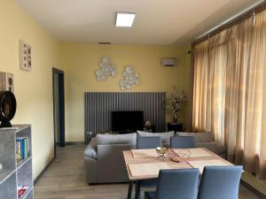 a living room with a table and a couch at Xanda Escape in Machico