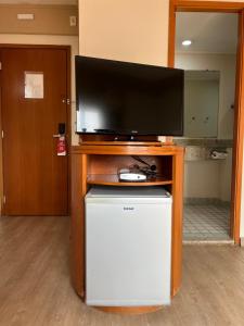 TV a/nebo společenská místnost v ubytování Hotel Live Logde V Mariana Pq Ibirapuera UH-511