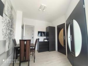 a dining room with a table and a mirror at Willa Loka Apartamenty in Władysławowo