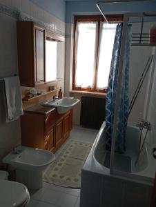 ein Badezimmer mit Badewanne, Waschbecken und Toilette in der Unterkunft Casa vacanza il colle del vento in Calosso + 31 Fotos