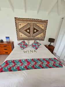 ein Schlafzimmer mit einem Bett mit einem Vitaminschild darauf in der Unterkunft The Estate Cottage in Savusavu + 14 Fotos
