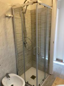 ヴィッラシミーウスにあるVillasimius Villetta indipendenteのシャワーと洗面台付きのバスルーム