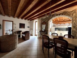 TV a/nebo společenská místnost v ubytování Casa Fornico 2, vista lago e patio
