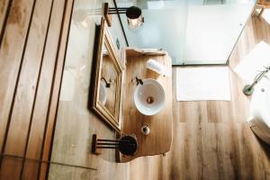 a bathroom with a sink and a mirror at Vale Aurora Cabanas in Tijucas +140 photos