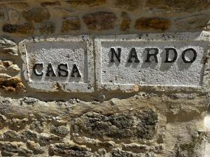 a street sign on the side of a stone wall at Hotel Rural Casa Nardo in Dobro