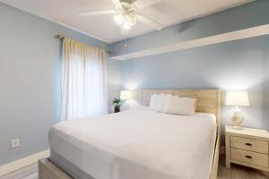 巴拿马城海滩Majestic Beach Resort Tower 2- 1903的卧室配有白色的床和吊扇 更多20张照片