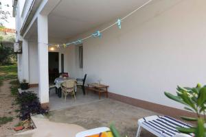 Patio lub wspólna przestrzeń na świeżym powietrzu w obiekcie Apartment in Silo - Insel Krk 13555