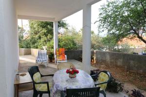 patio ze stołem i krzesłami na ganku w obiekcie Apartment in Silo - Insel Krk 13555 w mieście Šilo