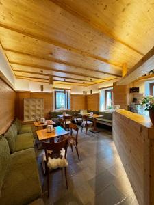 Predel za sedenje v nastanitvi Neider Hotel - Alpine Retreat Sauris