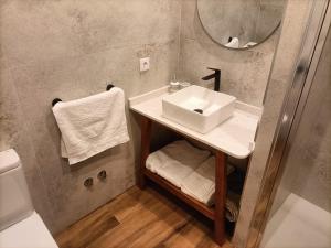 ein Badezimmer mit Waschbecken und Spiegel in der Unterkunft El Huertecillo in Villanueva de los Infantes + 36 Fotos