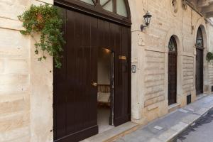 une porte brune sur le côté du bâtiment dans l'établissement Il Frantoio 1937, à Terlizzi