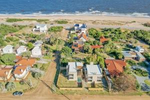 an aerial view of a house next to the ocean at BAHIA SAN FRANCISCO, casa Albatros a 80 metros del mar, Uruguay in Piriápolis