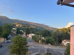 Cảnh núi rừng hoặc tầm nhìn ra núi từ nhà nghỉ dưỡng