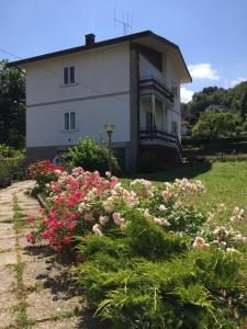 uma casa com um campo de flores em frente em Casa Romano em Pian del Voglio