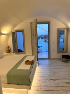 Giường trong phòng chung tại Avenoir Luxury Cave Villa 2 bedroom +28 ảnh