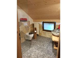Ένα μπάνιο στο Holiday apartment Waidlersuite