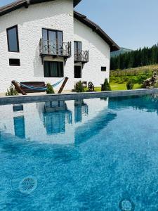 een groot zwembad voor een huis bij Guest House Lileya Villa in Polyanitsa Popovichovska