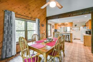Kuchyň nebo kuchyňský kout v ubytování New Hampshire Vacation Rental - Walk to Beach!