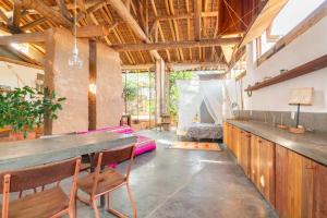 a room with a table and chairs and a couch at Casa Loft en Corazón de Barichara in Barichara
