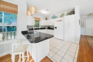 Una cocina o cocineta en Texas Tides by Gulf Tide Vacation Rentals 15 fotos más