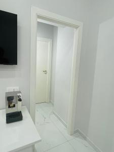 ナポリにあるMerlino Rooms Napoliの部屋に通じるドアのある白い部屋 +23枚の写真