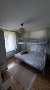 ein Schlafzimmer mit einem Etagenbett mit weißer Bettwäsche in der Unterkunft OcypLoveDomki, Ocypel - Bory Tucholskie, Balia in Ocypel