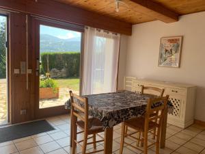 萨莱切Grand Studio cosy的一间有桌子、椅子和窗户的餐厅