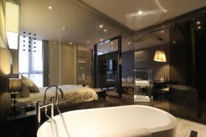 Postel nebo postele na pokoji v ubytování Best Louis Hamilton Hotel Haeundae