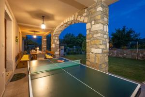 KršanにあるVilla Milenaの家の中の屋外卓球台