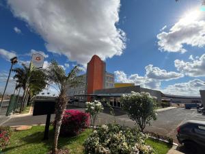 ウベルランジアにあるGolden Tower Aeroporto - Lizz - by Fênix Hotéisの通りにある赤い塔のある建物