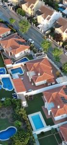 una vista sul soffitto di case con tetti di Villa TRIANA con piscina a Siviglia