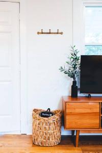 Televízia a/alebo spoločenská miestnosť v ubytovaní NEW! Seabird Cozy Cottage by Beach, Boardwalk & Lake