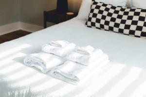 Posteľ alebo postele v izbe v ubytovaní NEW! Seabird Cozy Cottage by Beach, Boardwalk & Lake