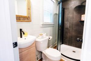 Kúpeľňa v ubytovaní NEW! Seabird Cozy Cottage by Beach, Boardwalk & Lake + 26 fotografií