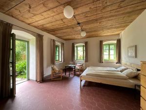 Rúm í herbergi á Apartmány Hodňov 17
