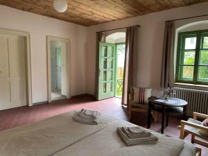 Rúm í herbergi á Apartmány Hodňov 17