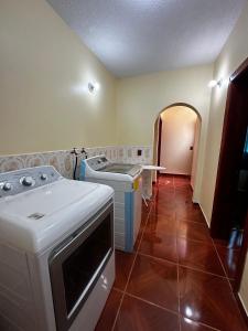 Imagine din galeria proprietății Lujosa casa cerca del aeropuerto en TUMBACO, en Quito în Quito +47 fotografii