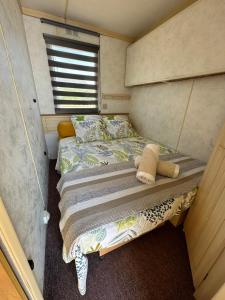 a small bedroom with two beds and a window at Gîte Mobil-home & petit-déjeuner Drôme Provençale in Saint-Pantaléon-les-Vignes
