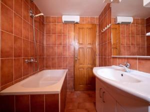 Ένα μπάνιο στο Apartment with breathtaking views +27 φωτογραφίες