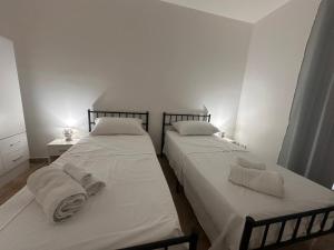 due letti uno accanto all'altro in una camera da letto di Casa felicità Sciacca a Sciacca