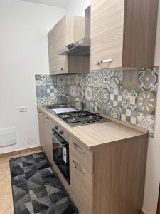 una cucina con fornelli e piano di lavoro di Casa felicità Sciacca a Sciacca