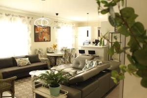 un soggiorno con un divano e un tavolo di Panos modern country house a Mouzákion