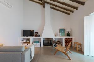 un salon avec un canapé et une chaise dans l'établissement Casa Paraíso, à Ferreira do Alentejo