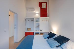 une chambre avec un lit avec des oreillers bleus dans l'établissement Casa Paraíso, à Ferreira do Alentejo 9 autres photos