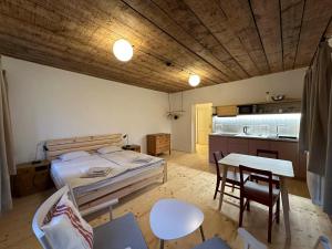 Rúm í herbergi á Apartmány Hodňov 17