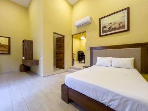 a bedroom with a large bed and a television at !Vive como local, 3 departamentos juntos, piscina y céntrico! in Valladolid +79 photos