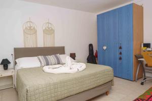 A bed or beds in a room at PALIAMA BY THE RIVER