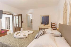 A bed or beds in a room at PALIAMA BY THE RIVER